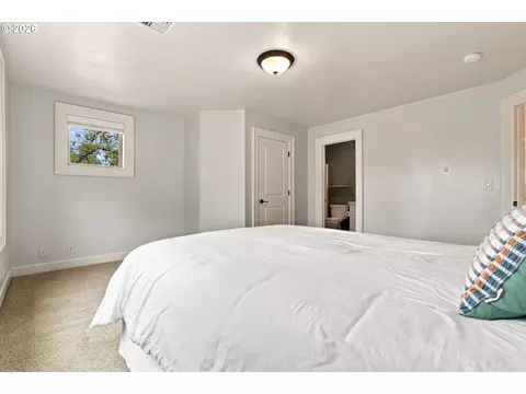 Bedroom - 6107 Forest Ridge Dr, Springfield, OR 97478 photo 5 of 9