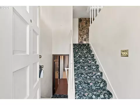 Entry Way - 2310 NW 8th Ct, Gresham, OR 97030 photo 1 of 4