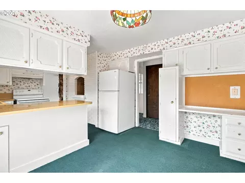 Kitchen - 2310 NW 8th Ct, Gresham, OR 97030 photo 7 of 7
