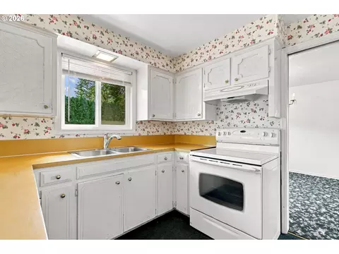Kitchen - 2310 NW 8th Ct, Gresham, OR 97030 photo 3 of 7