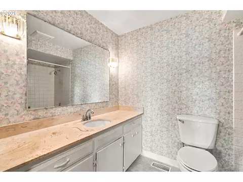 Bath - 2310 NW 8th Ct, Gresham, OR 97030 photo 2 of 4
