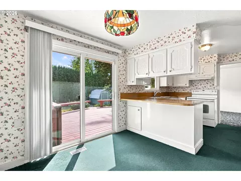 Kitchen - 2310 NW 8th Ct, Gresham, OR 97030 photo 5 of 7