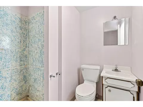 Bath - 2310 NW 8th Ct, Gresham, OR 97030 photo 4 of 4