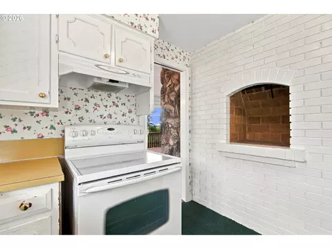 Kitchen - 2310 NW 8th Ct, Gresham, OR 97030 photo 2 of 7