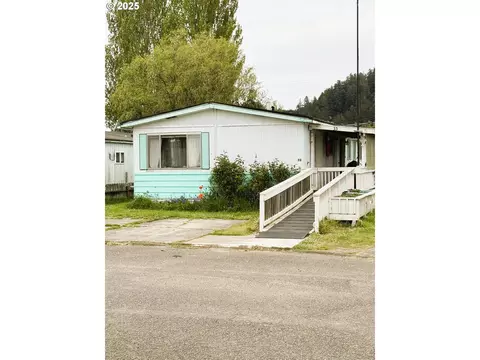 1000 N 8th St #33, Reedsport, OR 97467