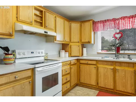 3700 Babcock Ln, Eugene, OR 97401 photo 10