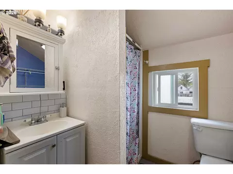 Bath - 220 21st St, Springfield, OR 97477 photo 2 of 2