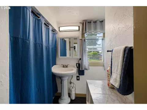 Bath - 220 21st St, Springfield, OR 97477 photo 1 of 2