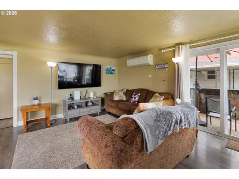 Living - 220 21st St, Springfield, OR 97477 photo 1 of 2