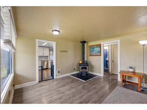 Living - 220 21st St, Springfield, OR 97477 photo 2 of 2