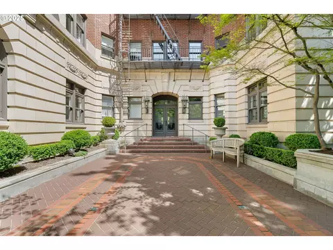 2141 NW Davis St #203, Portland, OR 97210