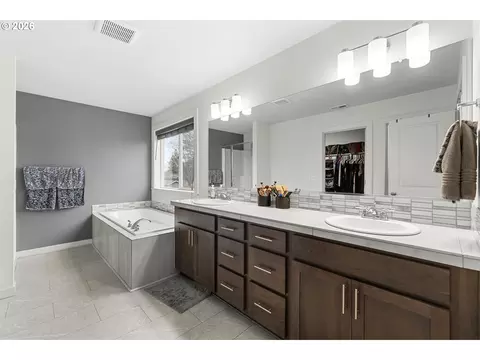 Bath - 102 N 35th Pl, Cornelius, OR 97113 photo 2 of 4