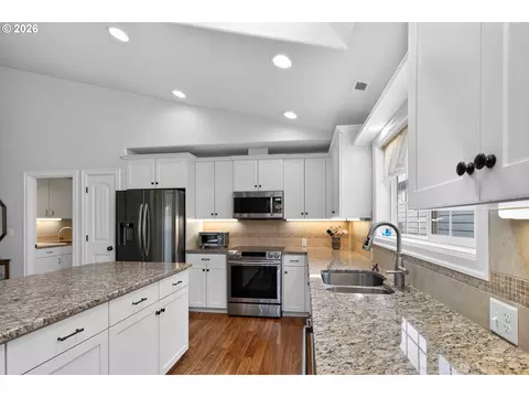 Kitchen - 49 Willow Pointe Loop, Longview, WA 98632 photo 4 of 4