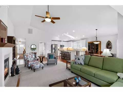 Living - 49 Willow Pointe Loop, Longview, WA 98632 photo 1 of 3