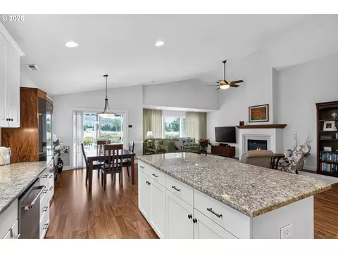 Kitchen - 49 Willow Pointe Loop, Longview, WA 98632 photo 2 of 4