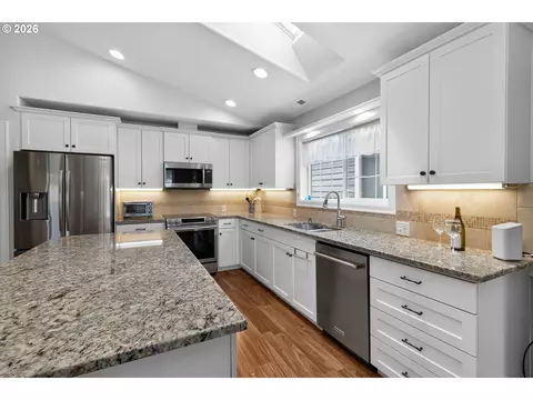 Kitchen - 49 Willow Pointe Loop, Longview, WA 98632 photo 3 of 4