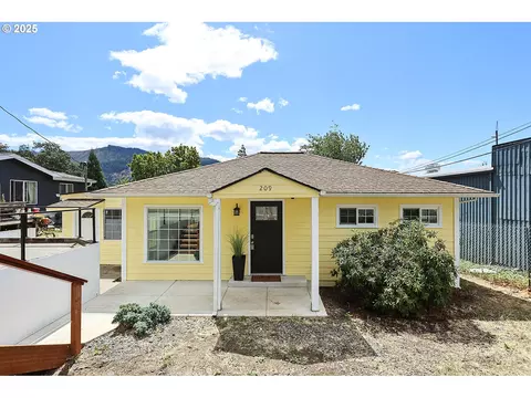 209 E Humboldt St, Bingen, WA 98605