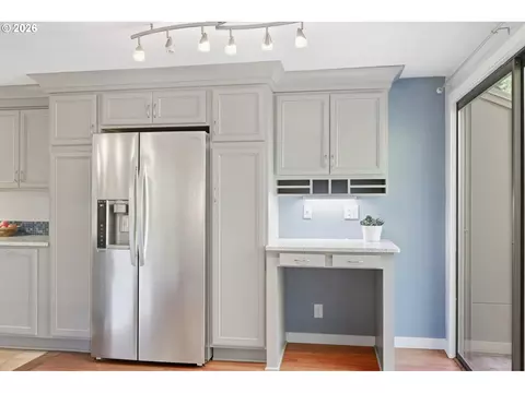 Kitchen - 223 Trailside Loop, Eugene, OR 97405 photo 6 of 6
