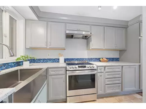 Kitchen - 223 Trailside Loop, Eugene, OR 97405 photo 4 of 6