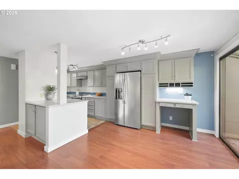 Kitchen - 223 Trailside Loop, Eugene, OR 97405 photo 5 of 6