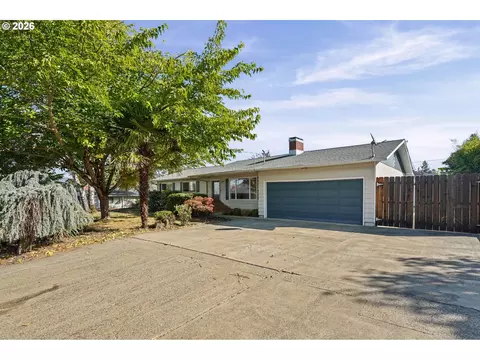839 W Luellen Dr, Roseburg, OR 97471