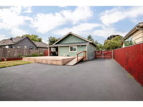 Exterior - 1128 9th Ave, Longview, WA 98632 photo 5 of 8