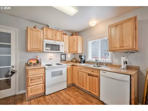 Kitchen - 1128 9th Ave, Longview, WA 98632 photo 2 of 3