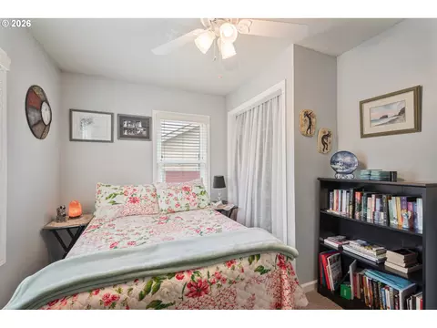 Bedroom - 1128 9th Ave, Longview, WA 98632 photo 4 of 4