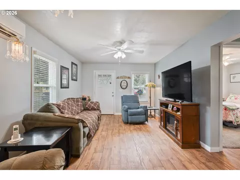 Living - 1128 9th Ave, Longview, WA 98632 photo 1 of 2