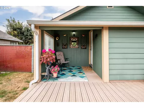 Exterior - 1128 9th Ave, Longview, WA 98632 photo 4 of 8