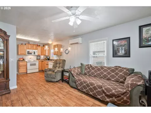 Living - 1128 9th Ave, Longview, WA 98632 photo 2 of 2
