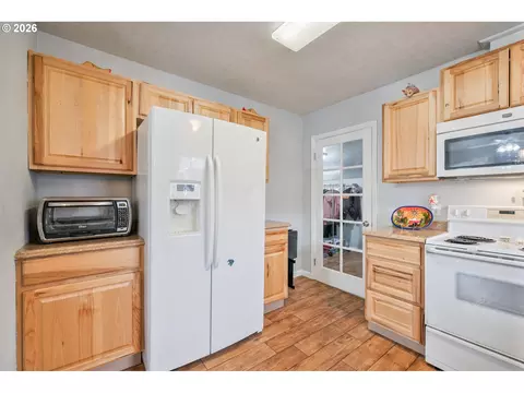 Kitchen - 1128 9th Ave, Longview, WA 98632 photo 3 of 3