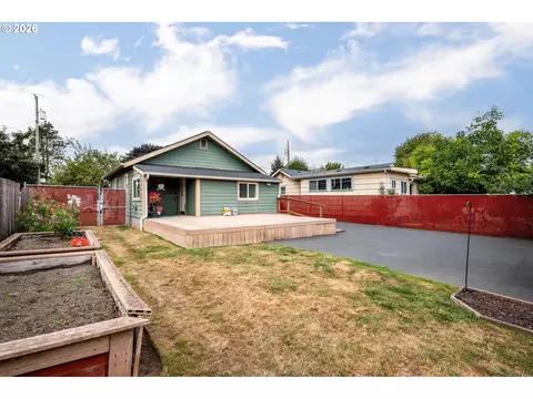 Exterior - 1128 9th Ave, Longview, WA 98632 photo 6 of 8