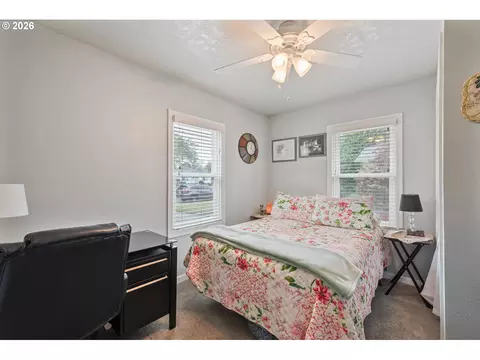 Bedroom - 1128 9th Ave, Longview, WA 98632 photo 3 of 4