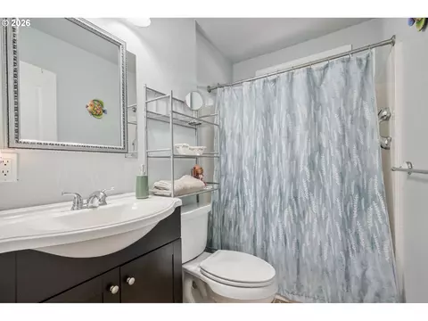 Bath - 1128 9th Ave, Longview, WA 98632 photo 1 of 1