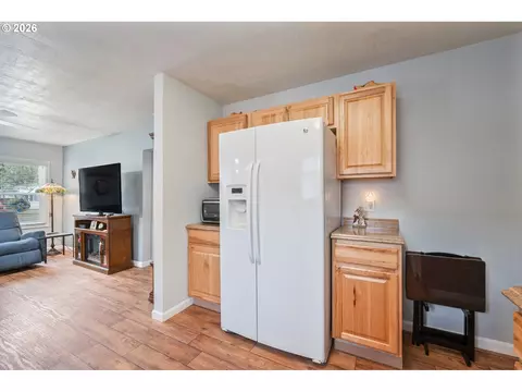 Kitchen - 1128 9th Ave, Longview, WA 98632 photo 1 of 3