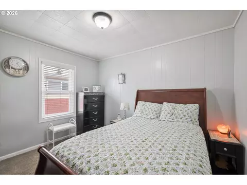 Bedroom - 1128 9th Ave, Longview, WA 98632 photo 1 of 4