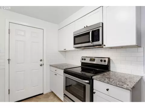 Kitchen - 3612 E Heater St, Newberg, OR 97132 photo 3 of 4