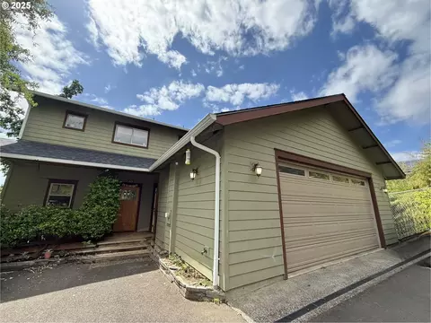 111 5th St, Silverton, OR 97381