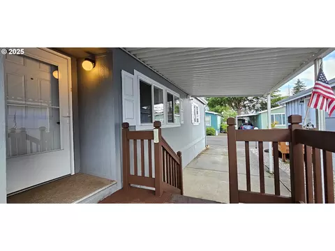 18485 SW Pacific Dr #92, Tualatin, OR 97062