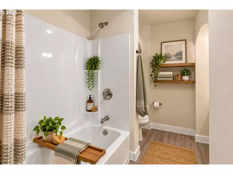 Bath - 802 NW 5th Cir, Camas, WA 98607 photo 1 of 6