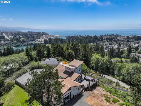 895 Marina Hts, Brookings, OR 97415