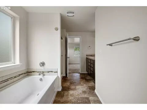 Bath - 1137 Veronica Ln, Eugene, OR 97404 photo 4 of 5