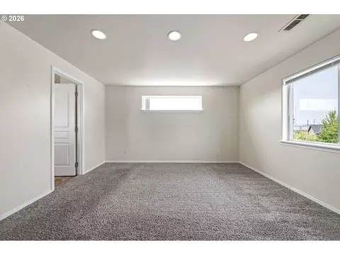 Living - 1137 Veronica Ln, Eugene, OR 97404 photo 5 of 5
