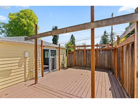 Exterior - 233 Howard Ave, Eugene, OR 97404 photo 9 of 15