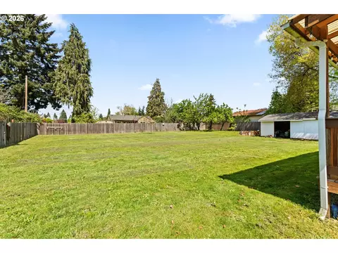 Exterior - 233 Howard Ave, Eugene, OR 97404 photo 6 of 15