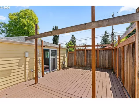 Exterior - 233 Howard Ave, Eugene, OR 97404 photo 14 of 15