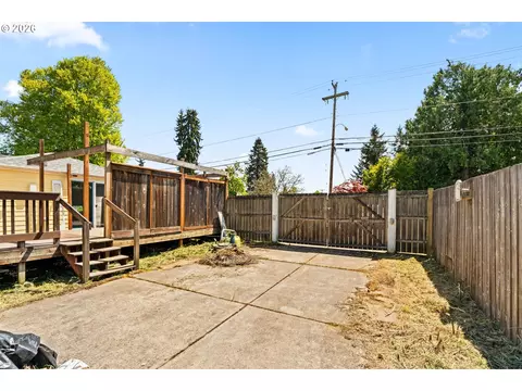 Exterior - 233 Howard Ave, Eugene, OR 97404 photo 8 of 15