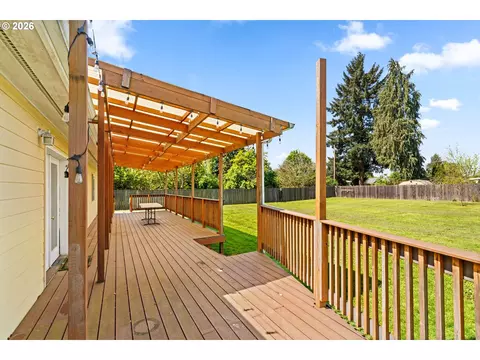 Exterior - 233 Howard Ave, Eugene, OR 97404 photo 11 of 15