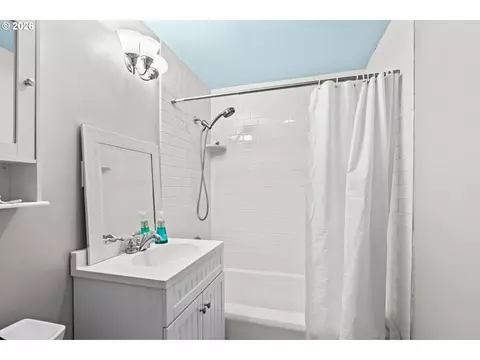 Bath - 233 Howard Ave, Eugene, OR 97404 photo 2 of 5